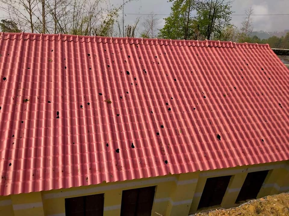 विद्यालयको छानोमा असिनाले प्वाल पार्दा पठनपाठनमा समस्या
