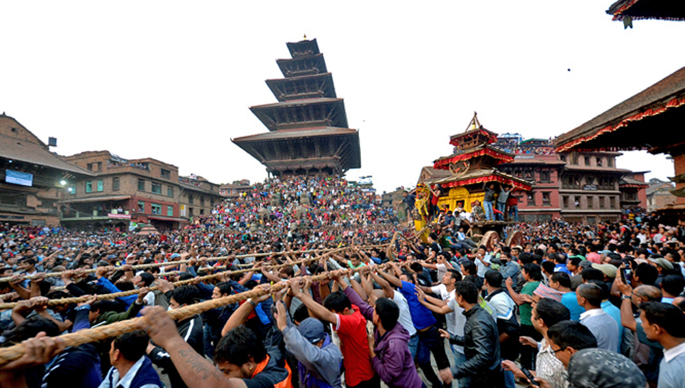 बिस्केट जात्राको पहिलो दिनमै ढुङ्गा हानाहान