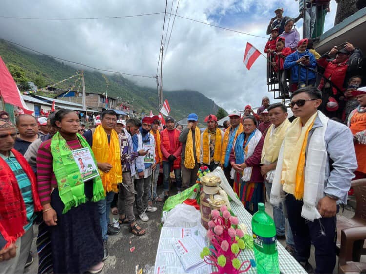 कालिका गाउँपालिका वडा न. १मा माओवादी छोडेर कांग्रेस प्रवेश गर्नेको लर्को