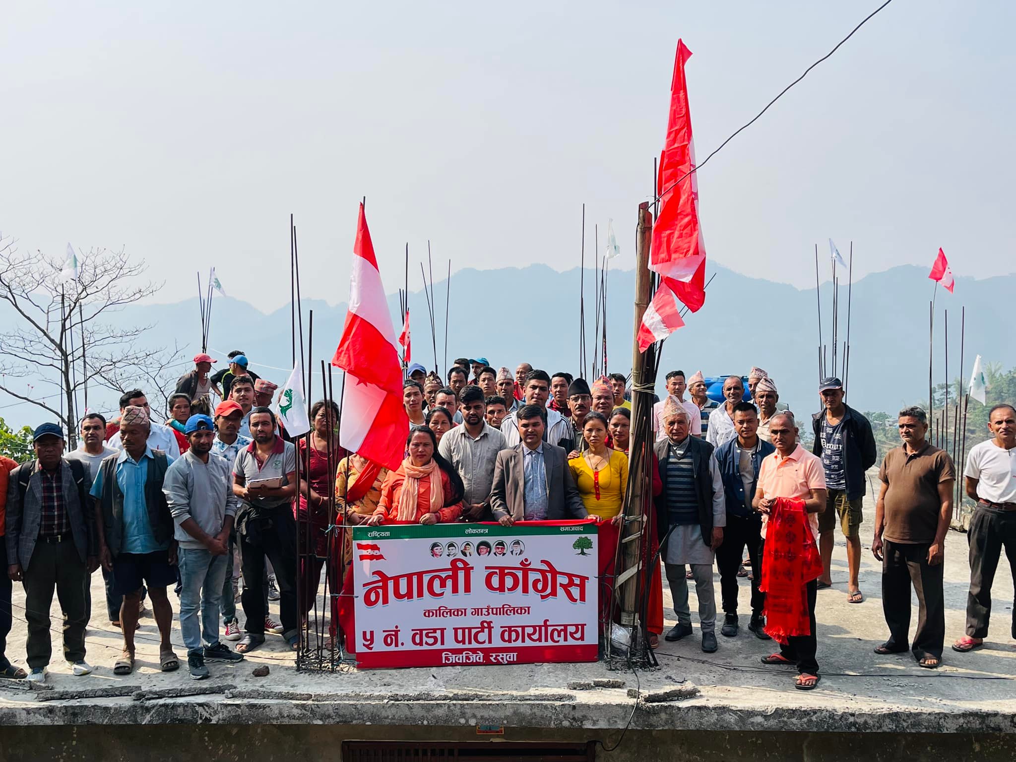 रसुवामा मत माग्दै मतदाताको घरदैलोमा काँग्रेस उम्मेदवार