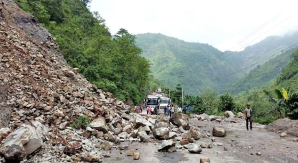 अविरल वर्षाका कारण कास्कीका सडक अवरुद्ध