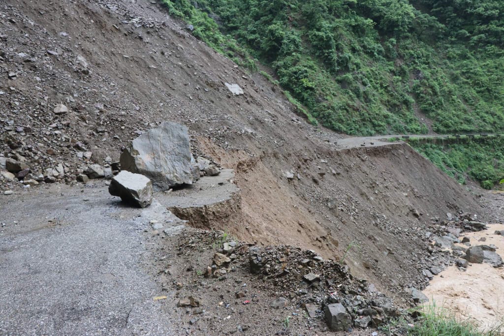 बाढी पहिरोले मकवानपुरको विभिन्न सडकखण्डमा यातायात अवरुद्ध