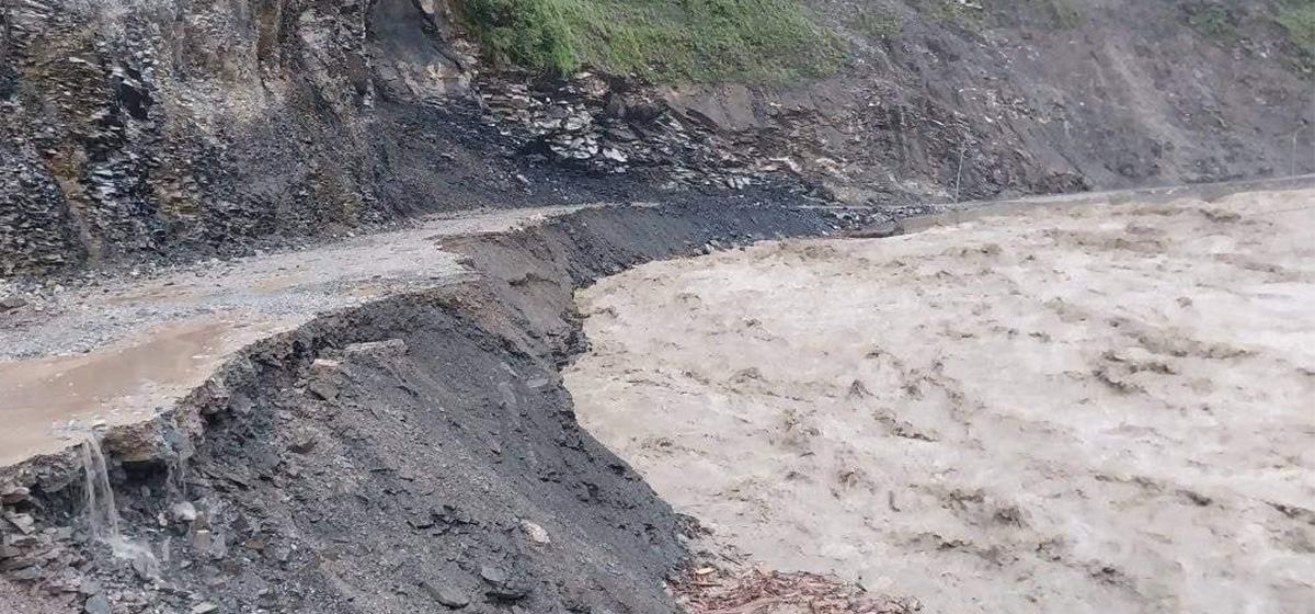 बझाङमा सेती नदीले सडक कटान गरेपछि यातायात बन्द