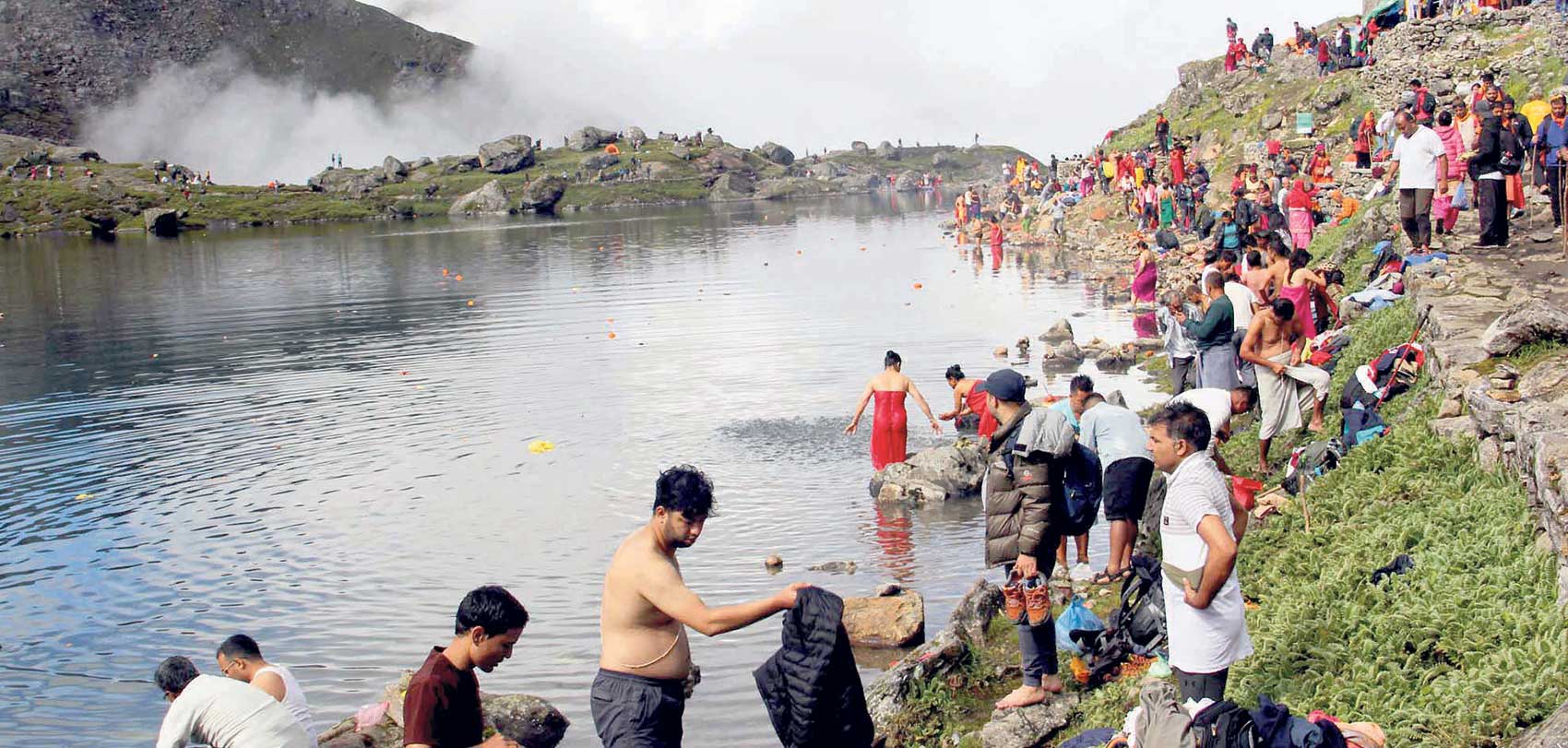 पहिरोले गोसाइँकुण्डका यात्रु प्रभावित