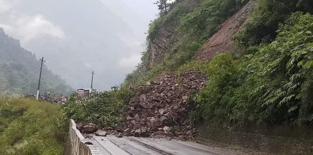 पहिरोले अवरुद्ध मध्यपहाडीको रुकुमपूर्व खण्ड पुनः सञ्चालन