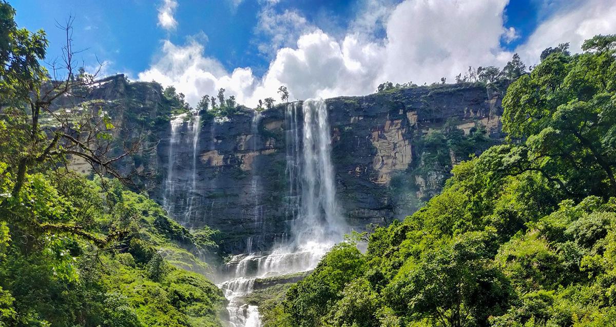रसुवाको डाँडागाउँमा रहेको भाङ्गे झरनामा पर्यटकको घुईचो