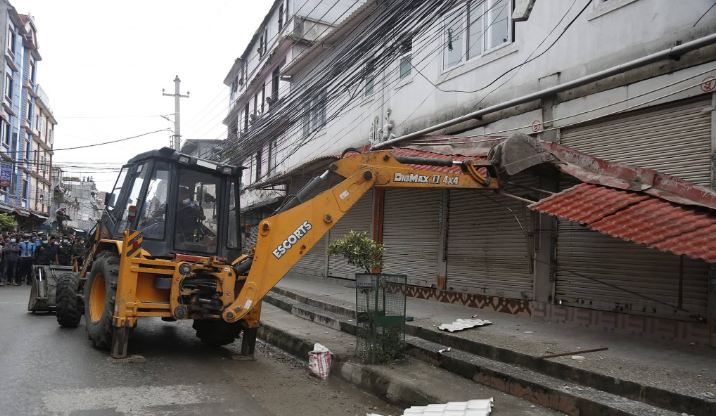 पोखरामा हटाइँदै अनधिकृत संरचना