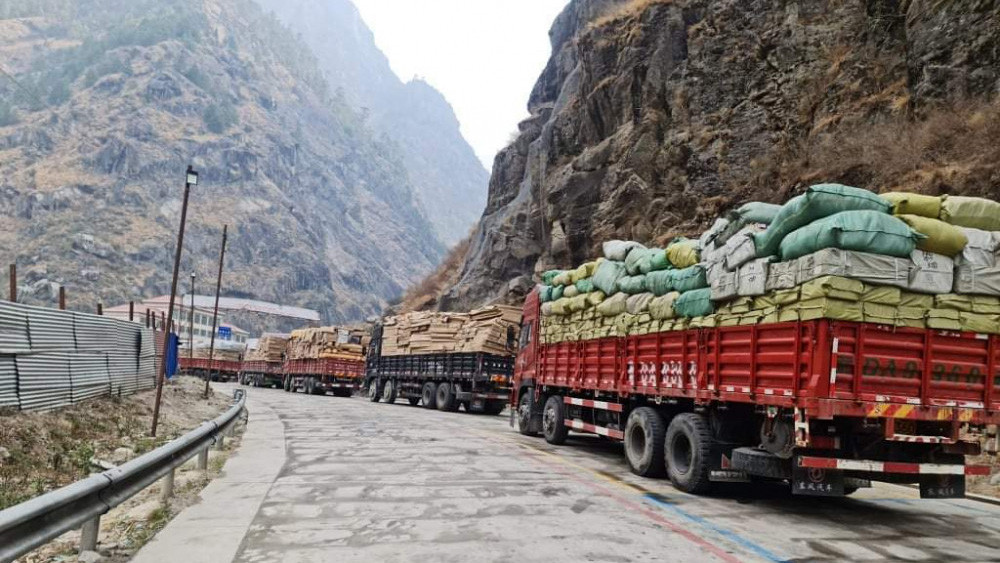 रसुवागढी नाकाबाट धमाधम भित्रिन थाले समानका कन्टेनर