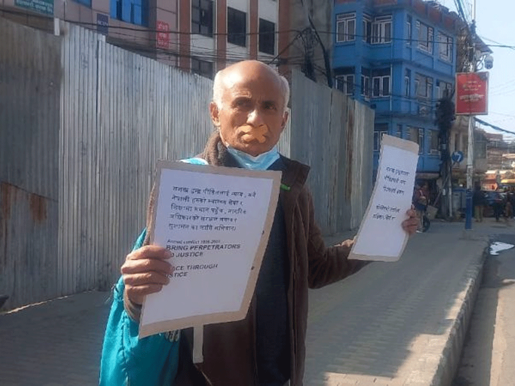 मुखमा टेप लगाएर निषेधित क्षेत्र तोड्न गएका गोविन्द केसी प्रहरी नियन्त्रणमा