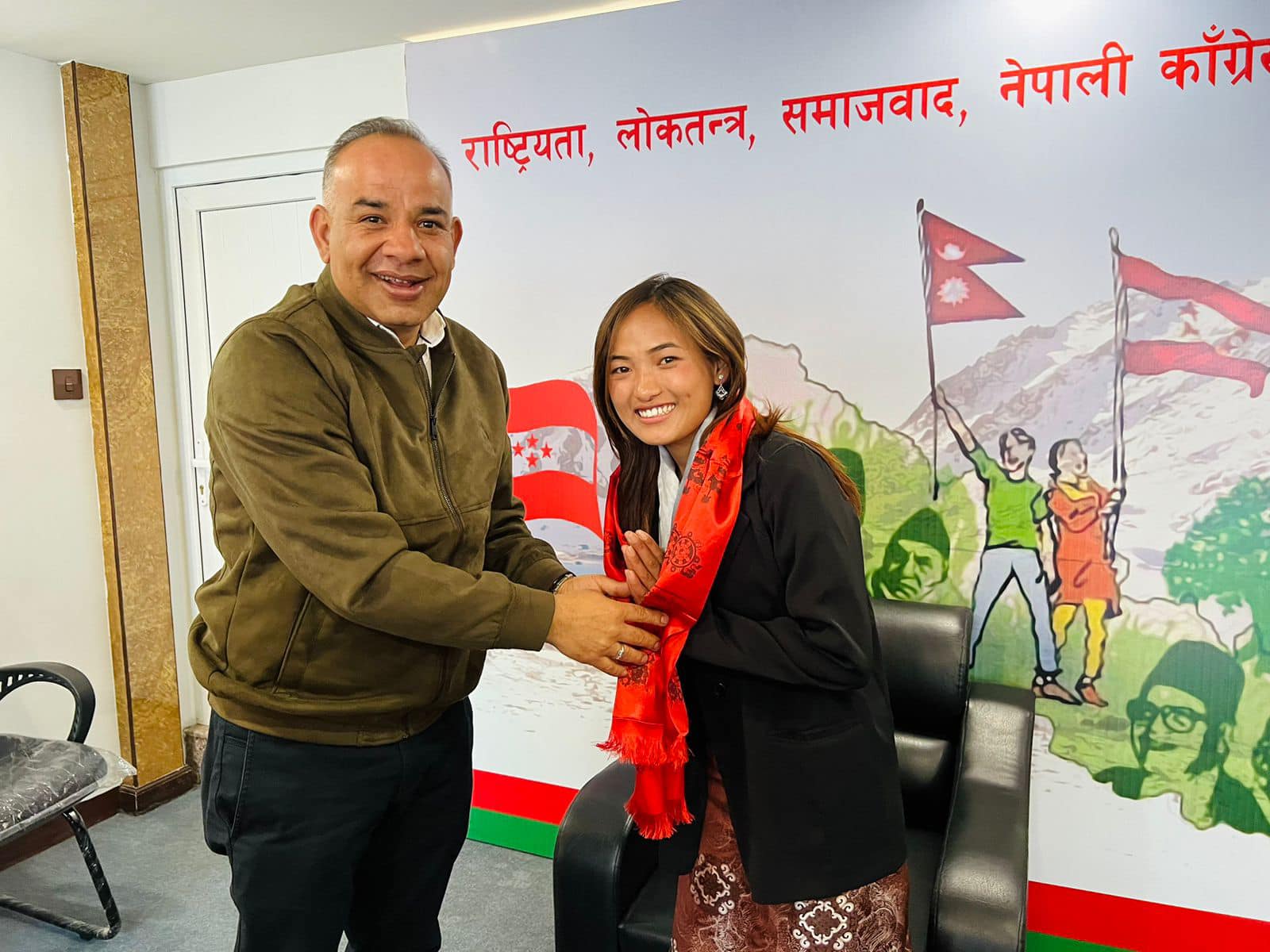 मिस तामाङ २०२४ को थर्ड रनर अप रसुवाकी पेम्बा डोल्मा तामाङलाई सांसद आचार्यव्दारा बधाई