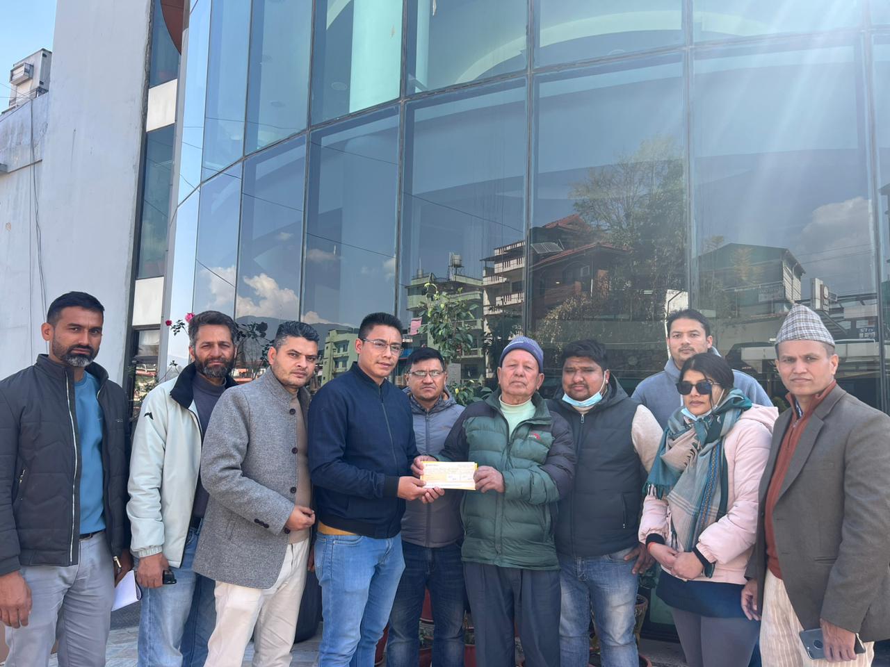 सिंखडाको उपचारका लागि रु ११ लाख आर्थिक सहयोग