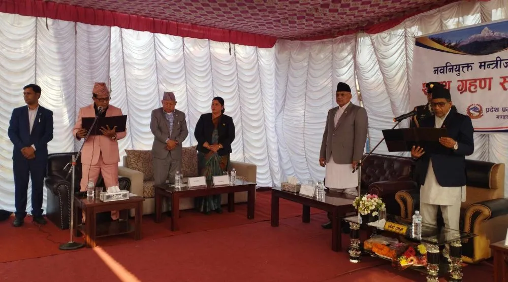 नवनियुक्त मन्त्री दीपक मनाङेले लिए शपथ
