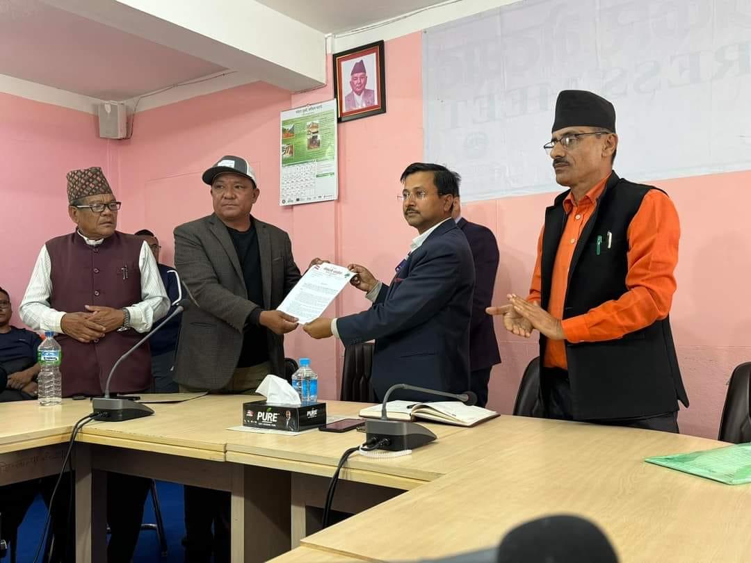 लाङटाङ राष्ट्रिय निकुञ्जका प्रमुख संरक्षण अधिकृत विरुघ्द रसुवा काँग्रेसको ज्ञापनपत्र
