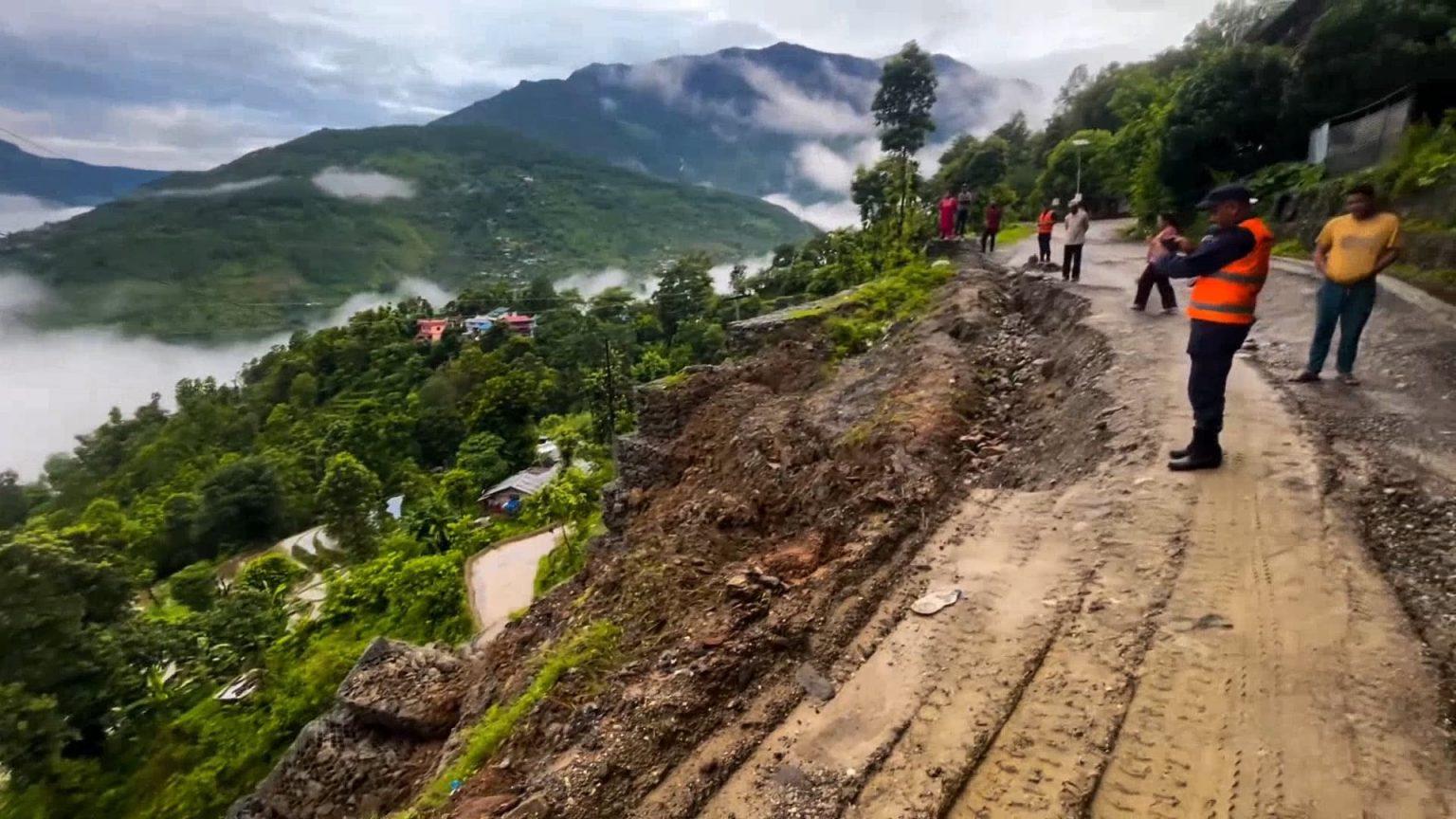 पासाङल्हामु खण्डमा यातायात अवरुद्ध