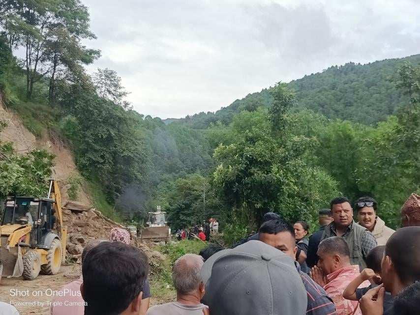 पहिरोले भक्तपुर-नगरकोट सडक अवरुद्ध
