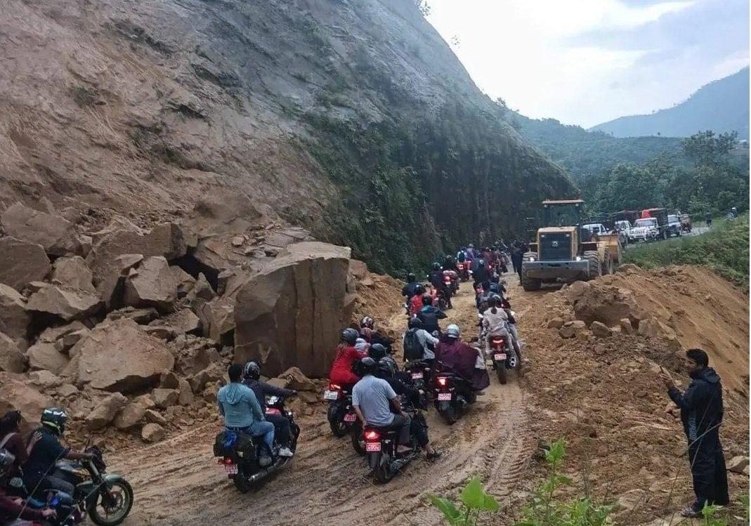 खुल्यो अवरुद्ध कान्तिलोकपथ