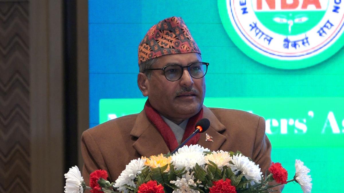 बैंकहरु कठिन परिस्थितिमा चलिरहेका छन्ः गभर्नर अधिकारी