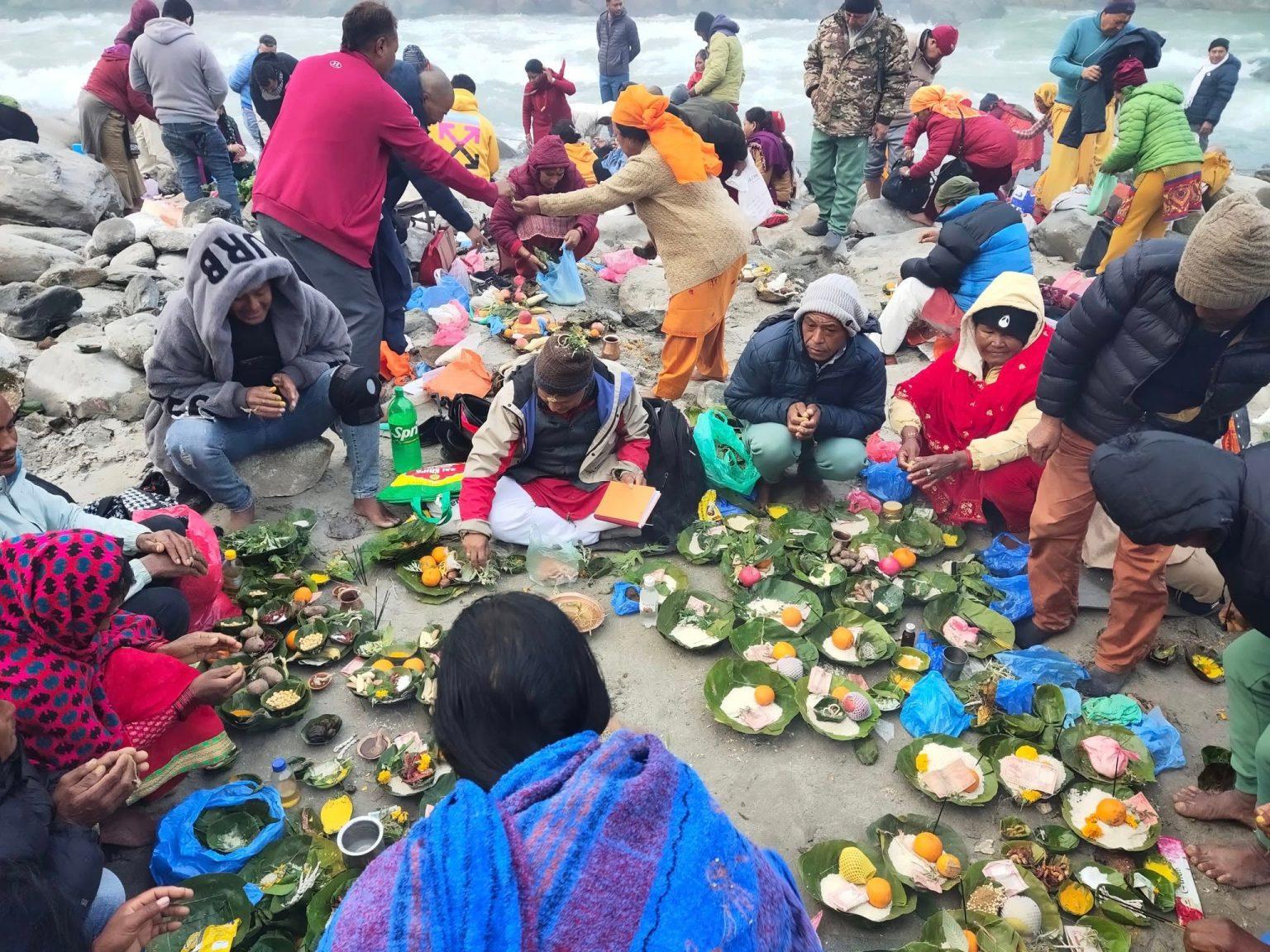 रसुवाको बेत्रावतीमा श्राद्ध गर्नेहरुको बिहानैदेखि घुइँचो