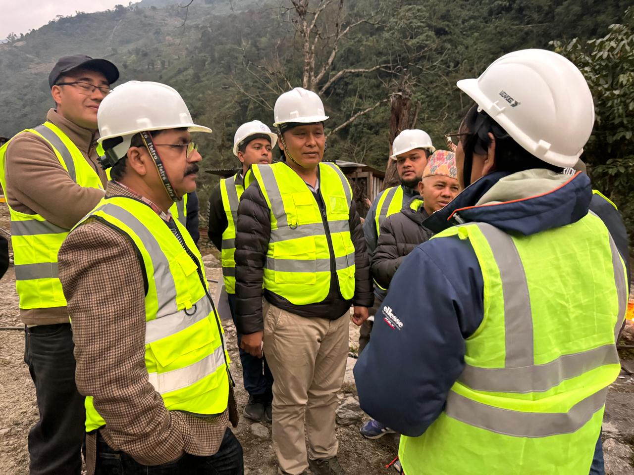 अघि बढ्यो १०६३ मेगावाटको अपर अरुण, हेलिकोप्टरमार्फत सामान ढुवानी गरी पहुँच मार्ग निर्माण गरिंदै