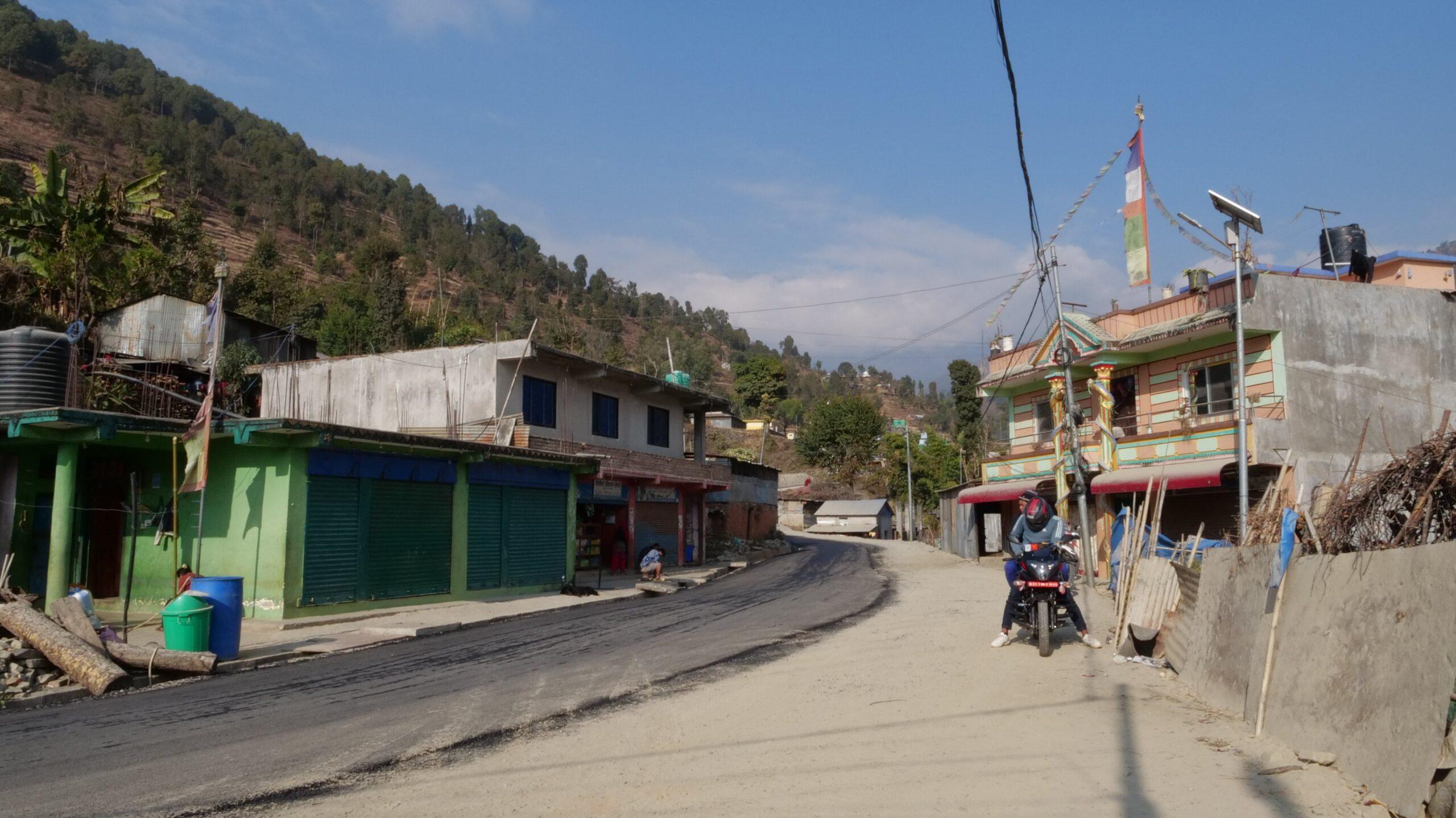 रसुवामा ग्रामीण सडक कालोपत्रे हुदैँ