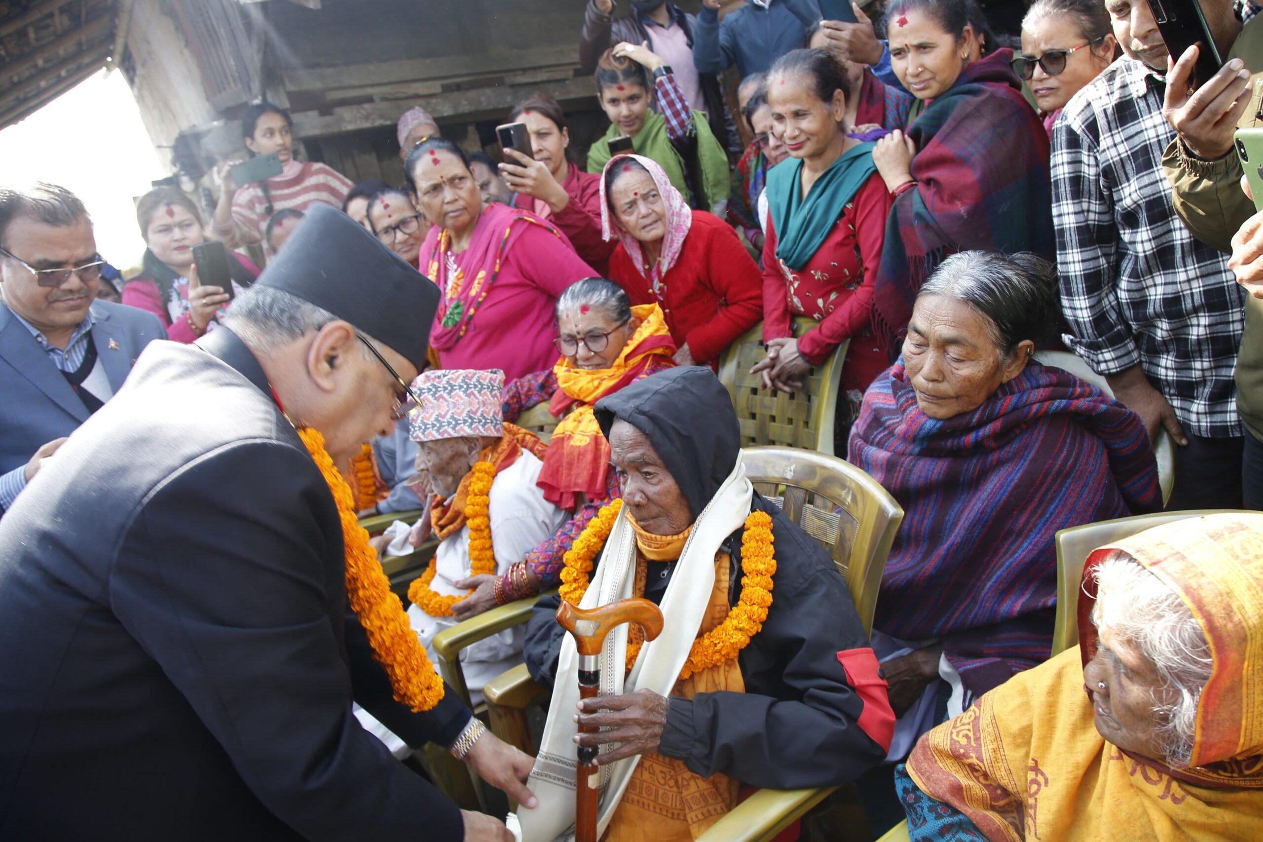 अध्यक्ष प्रचण्डद्वारा ज्येष्ठ नागरिकको सम्मान