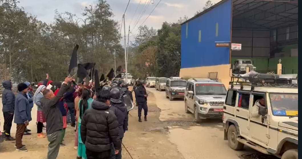 राजेन्द्र महतोलाई ताप्लेजुङका स्थानीय नागरिकले देखाए कालो झण्डा