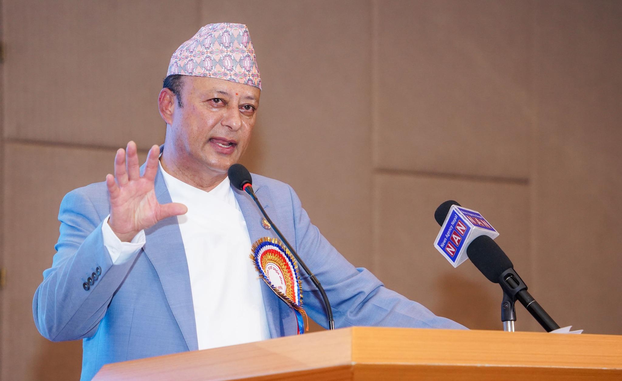 प्रचारबाजी गरेर स्थापित हुन खोज्ने कर्मचारीलाई सरकारले लगाम लगाउँछ: मन्त्री खड्का