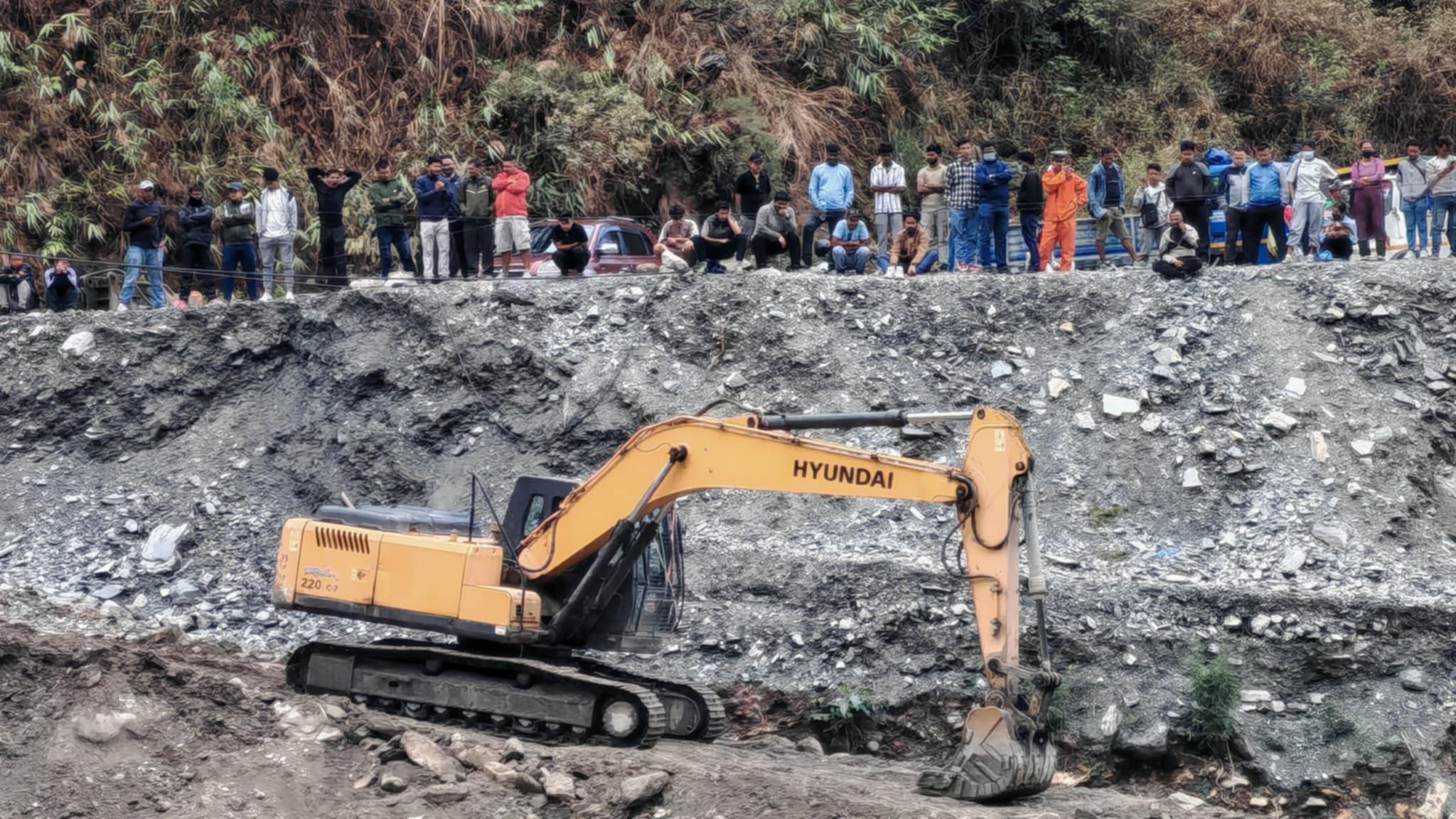 वर्षाका कारण कान्ति लोकपथ अवरुद्ध