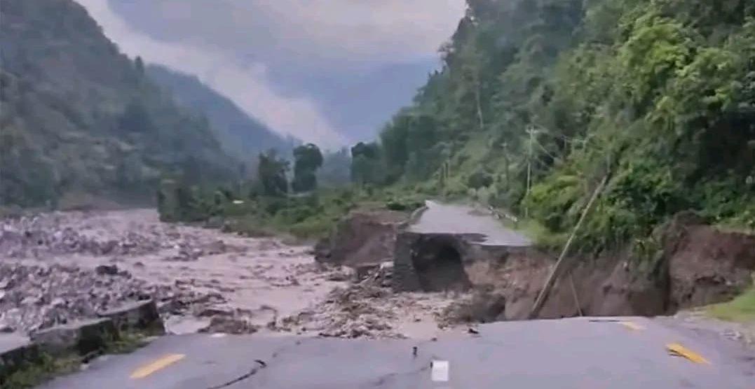 बाढीले धनकुटाको फेदीमा सडक बगायो, कोशी पहाडी जिल्लामा यातायात अबरुद्ध