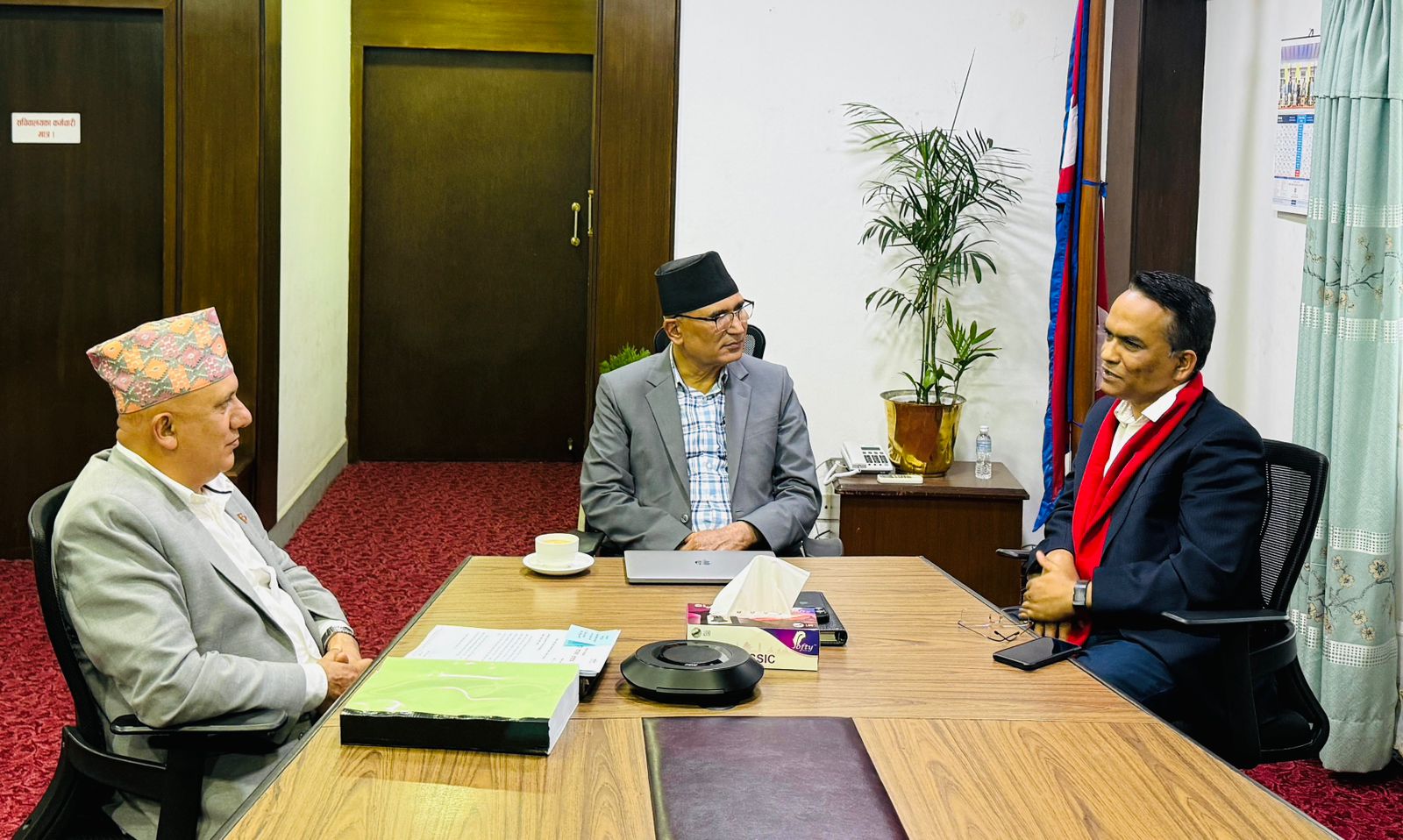 अर्थमन्त्री पौडेलद्वारा राष्ट्रिय योजना आयोगका उपाध्यक्ष र नेपाल राष्ट्र बैंक गभर्नरसँग परामर्श