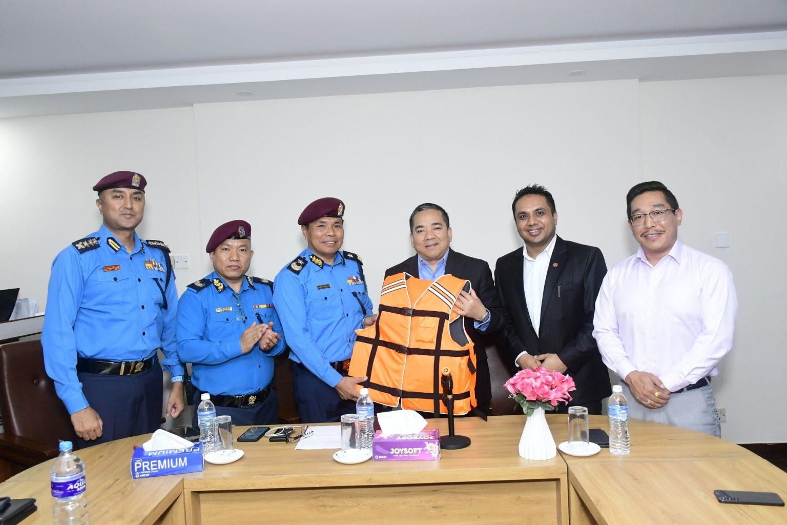 प्रभु बैंकव्दारा उपत्यका प्रहरी कार्यालयलाई १०० थान लाईफ ज्याकेट हस्तान्तरण