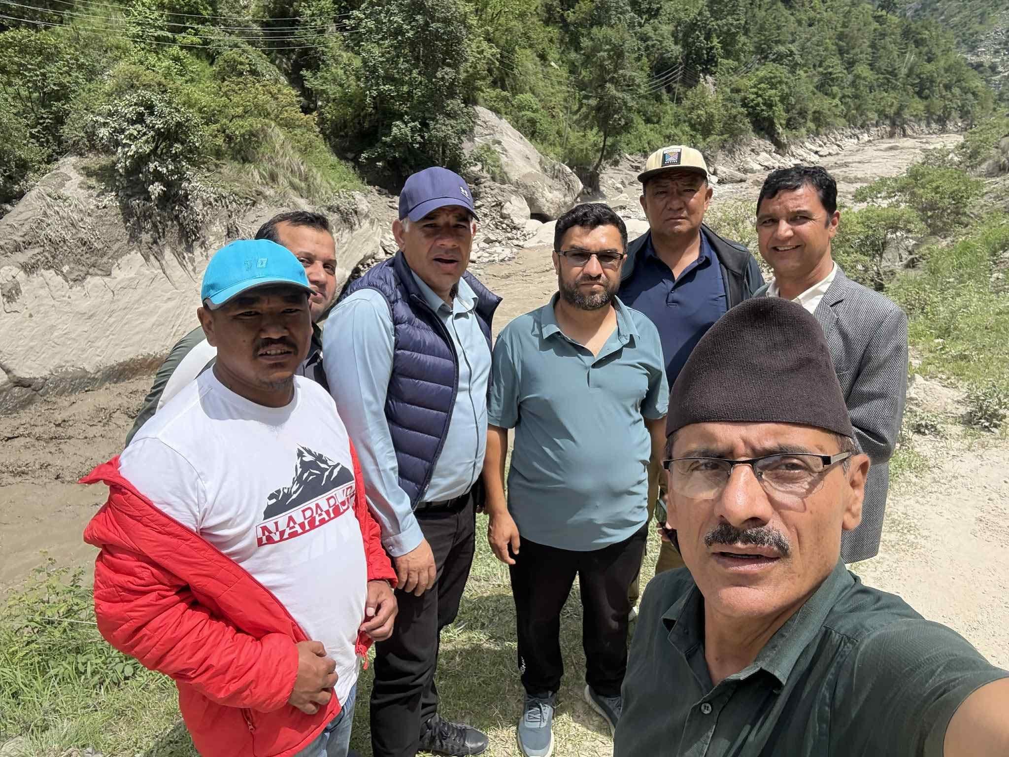 रातभर बाढीप्रभावित क्षेत्रमा सांसद मोहन आचार्य, रसुवागढी नाका दुवैतर्फबाट सम्पर्क टुट्यो