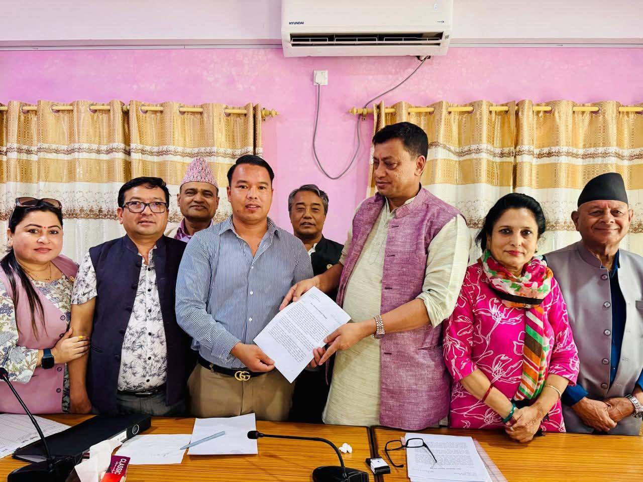 बहादुरसिंह लामालाई संसदीय दलको नेताबाट हटाउन अविश्वासको प्रस्ताव दर्ता