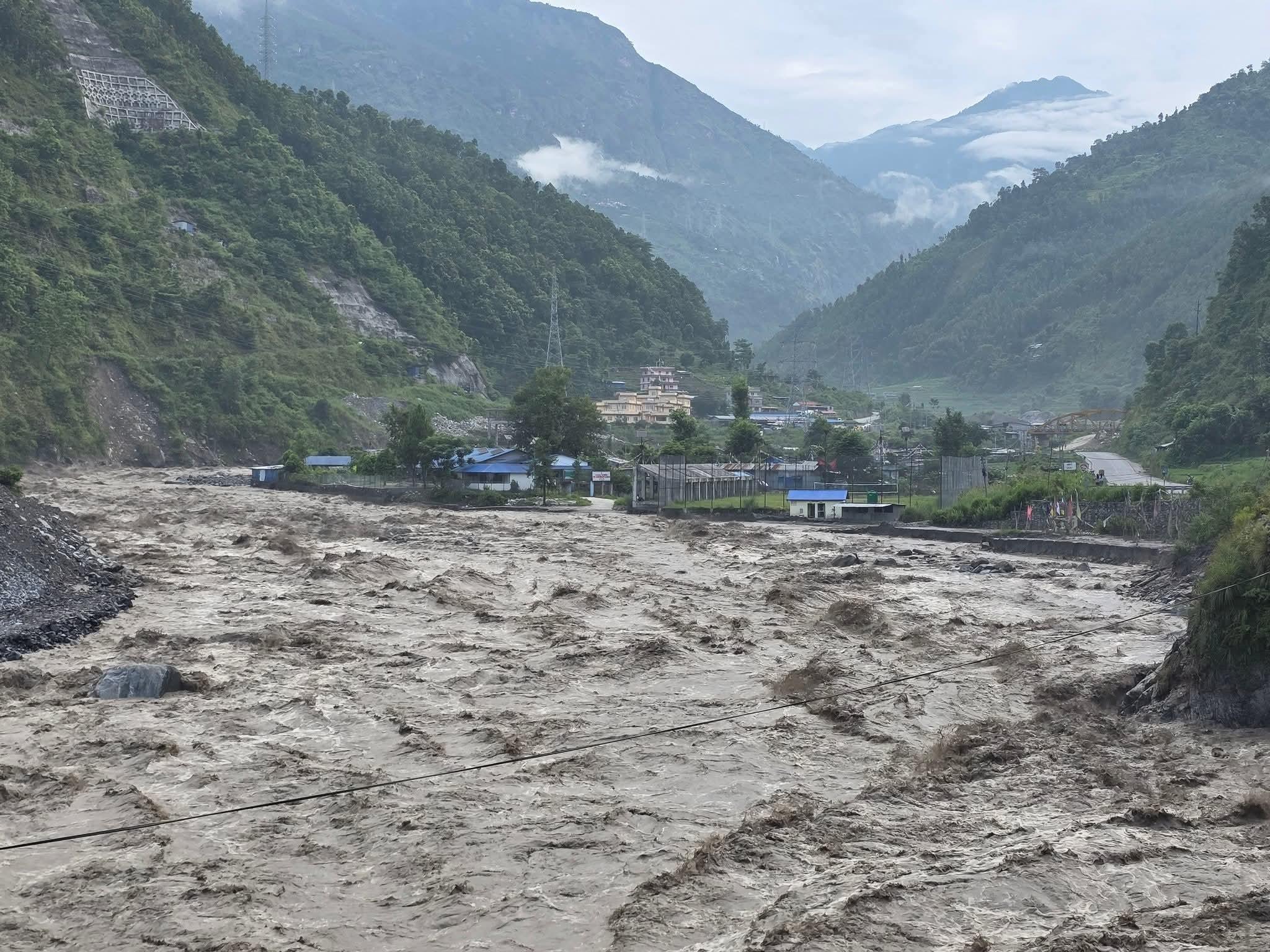 भोटेकोशीमा बाढी, रसुवामा उच्च सतर्कता