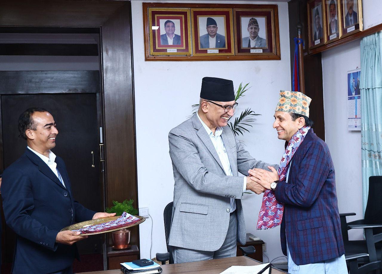 पोखरेलले लिनु भयो बीमा प्राधिकरण अध्यक्षको सपथ