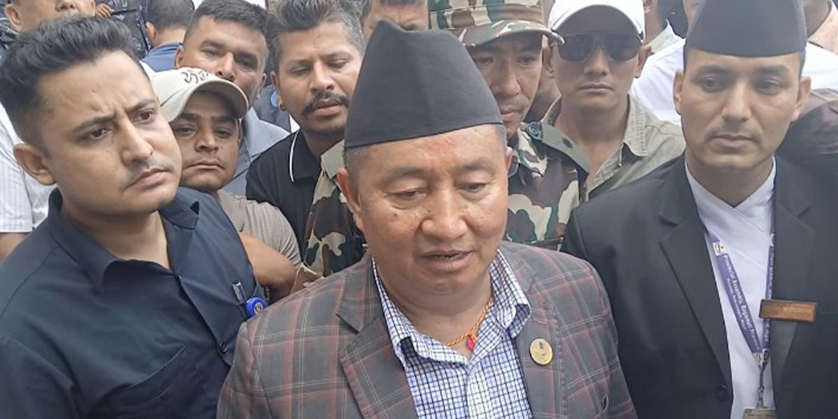 मुख्यमन्त्री पदबाट राजीनामा दिदै मुख्यमन्त्री लामा