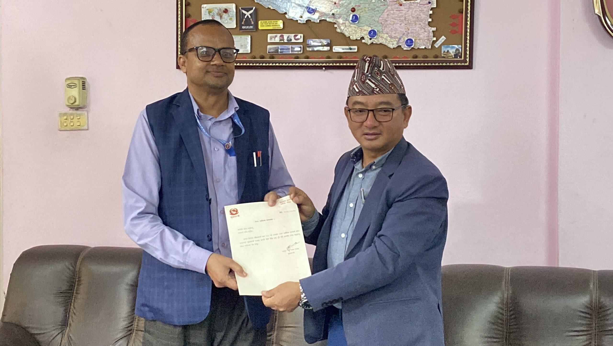 प्रमुख स्वकीय सचिव मार्फत राजीना पत्र प्रदेश प्रमुखको कार्यालयमा पेश