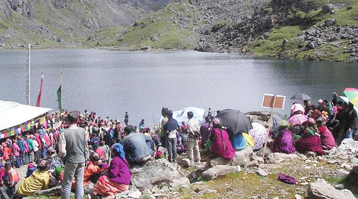 गोसाइँकुण्डमा स्नान गर्दै भक्तजन