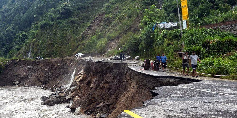 त्रिशूली नदीले पक्कि सडक कटान गरेपछि त्रिदेशिय सडक अवरुद्ध