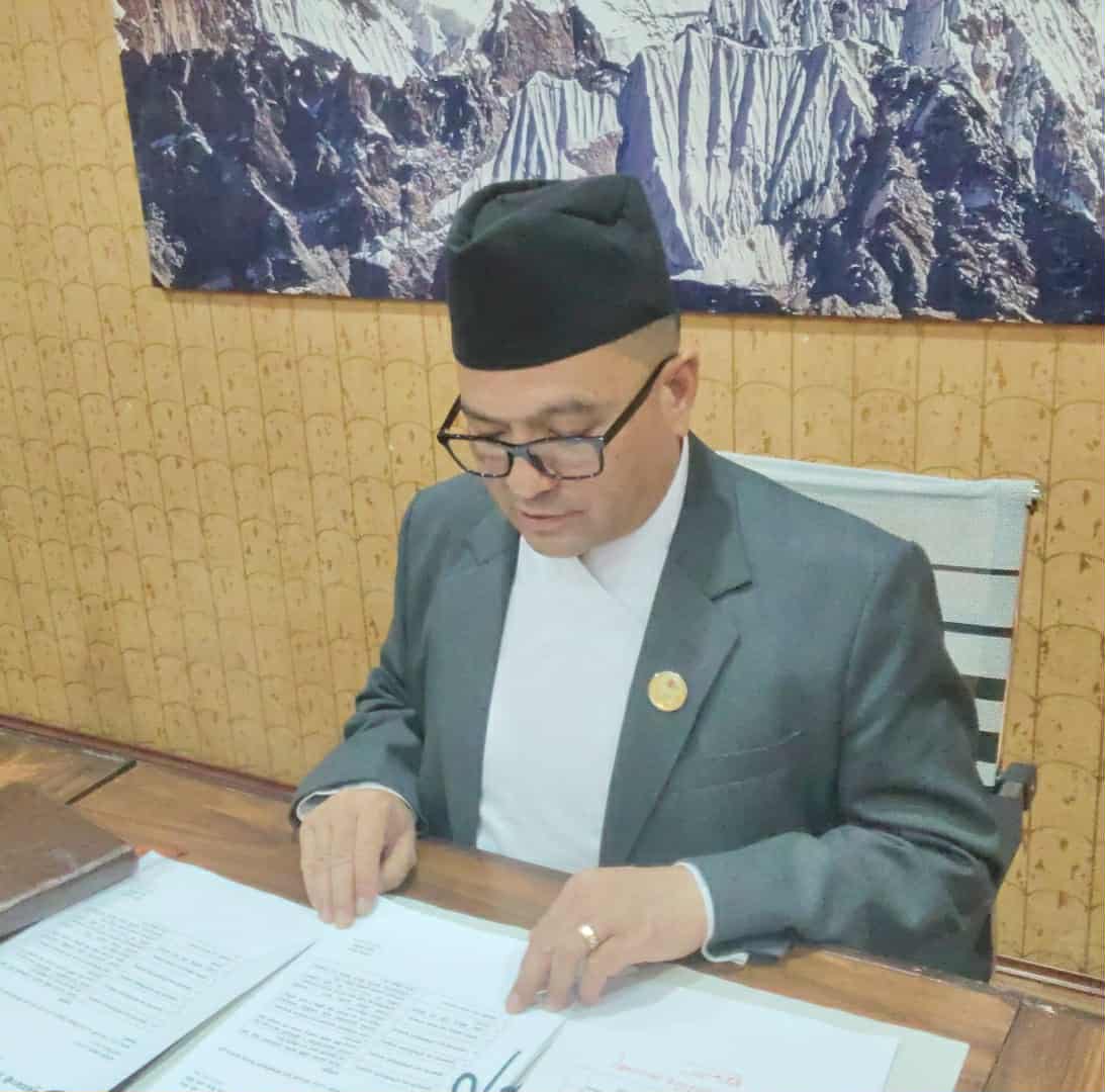 सार्वजनिक बिदा बाहेक सबै दिन मन्त्रालयमै बसेर काम गर्दै मन्त्री तामाङ