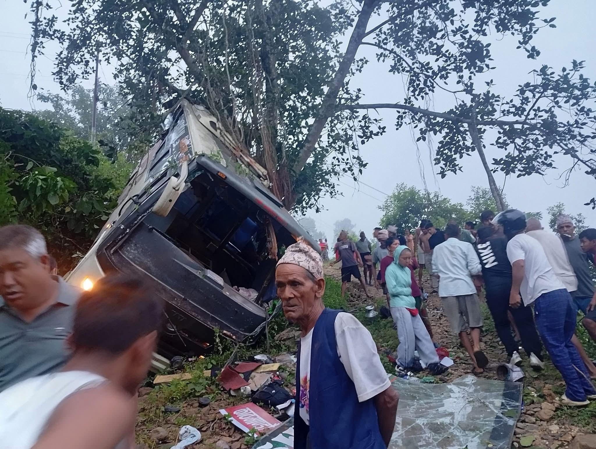 गोरखामा बस दुर्घटना हुँदा २१ जना घाइते, तीनको अवस्था गम्भीर