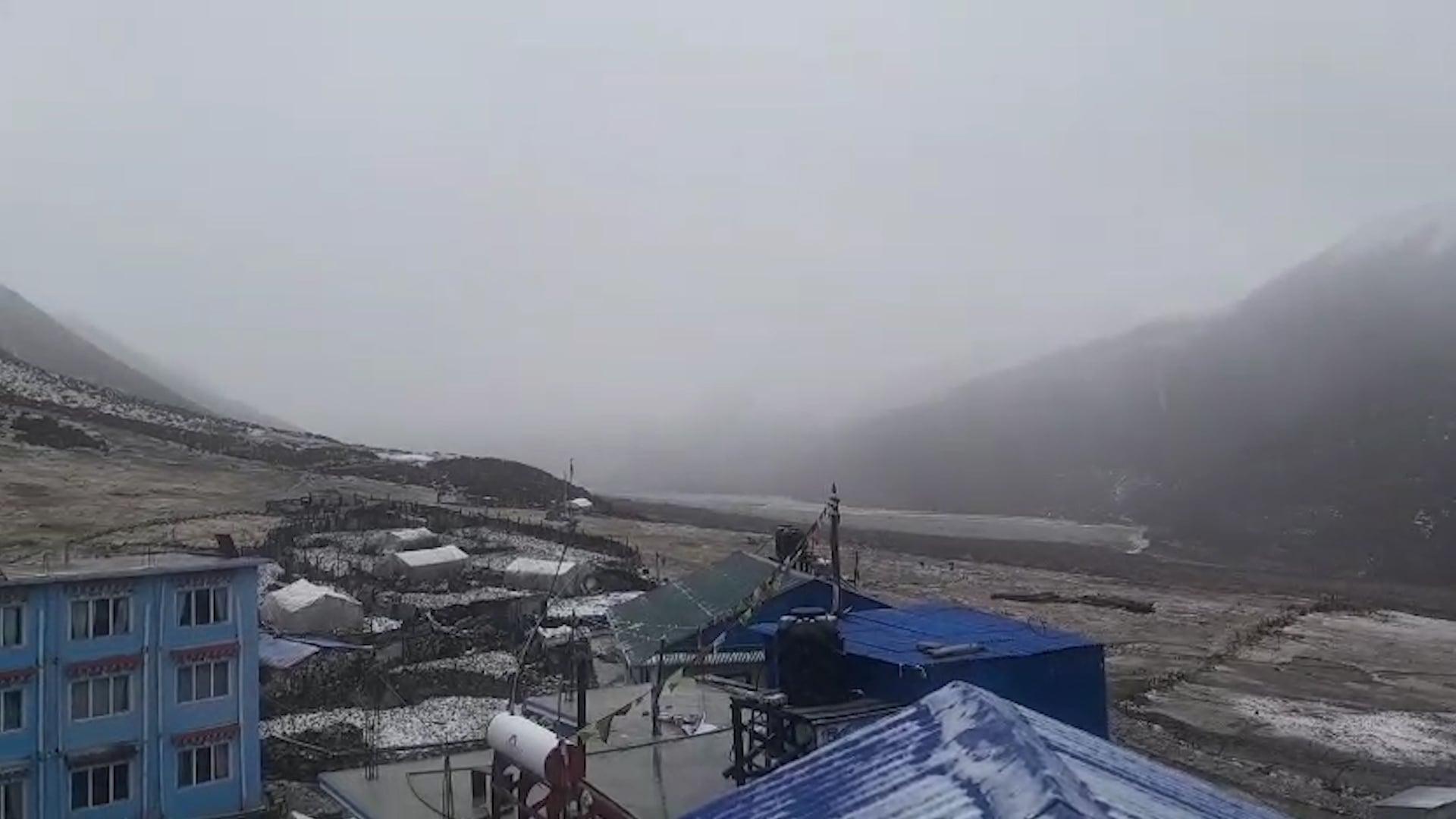 रसुवाका उच्च स्थानमा हिमपात