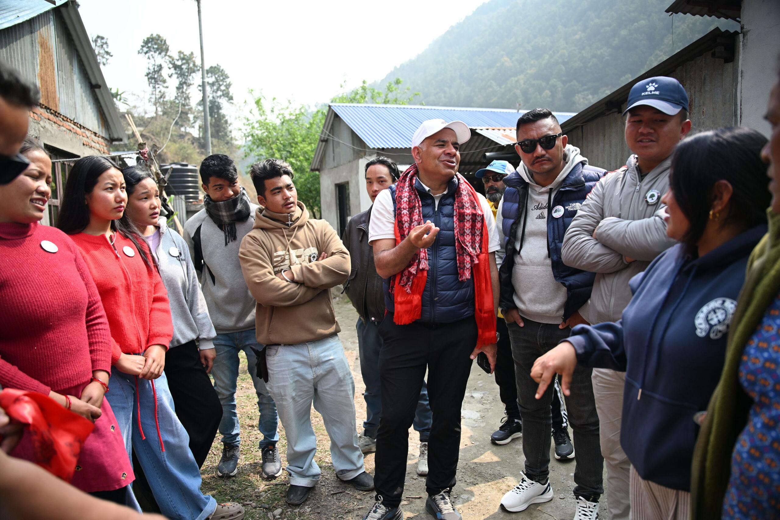 जनताको घरघर पुग्दै उम्मेदवार मोहन आचार्य