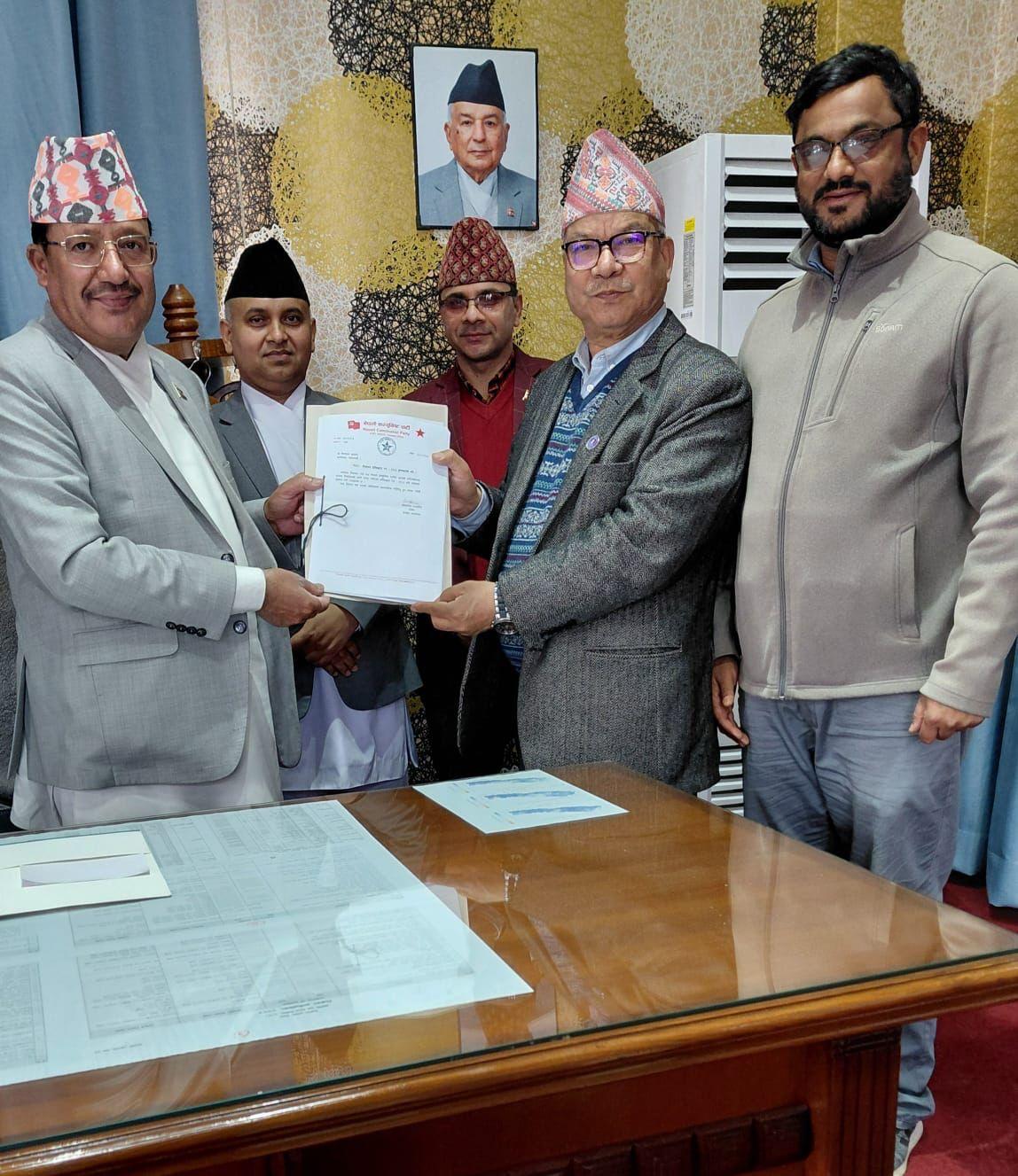 नेपाली कम्युनिष्ट पार्टीले निर्वाचन आयोग समक्ष बुझायो प्रतिबद्धता पत्र