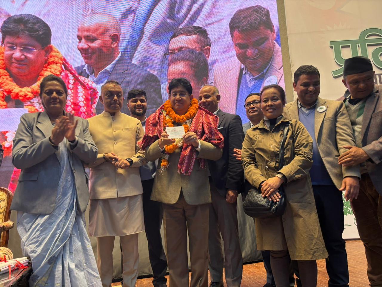 रसुवा एमालेका अध्यक्ष तथा संविधानसभा सदस्य जनार्दन ढकाल सहित झण्डै १०० जना काँग्रेसमा प्रवेश