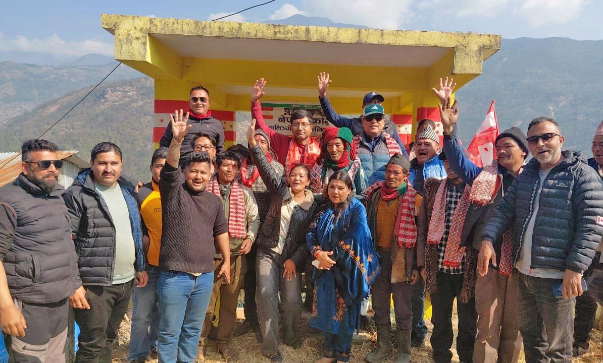 कालिञ्चोकको बाबरेमा एमाले कार्यकर्ता कांग्रेसमा प्रवेश, अजयबाबुको नेतृत्वप्रति युवा आकर्षण बढ्दो