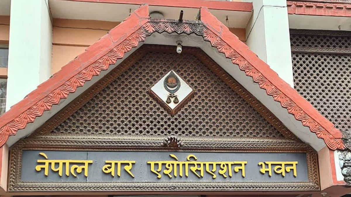 अदालत प्रशासनको विरोधमा आज बारले लालटिन बालेर विरोध गर्दै