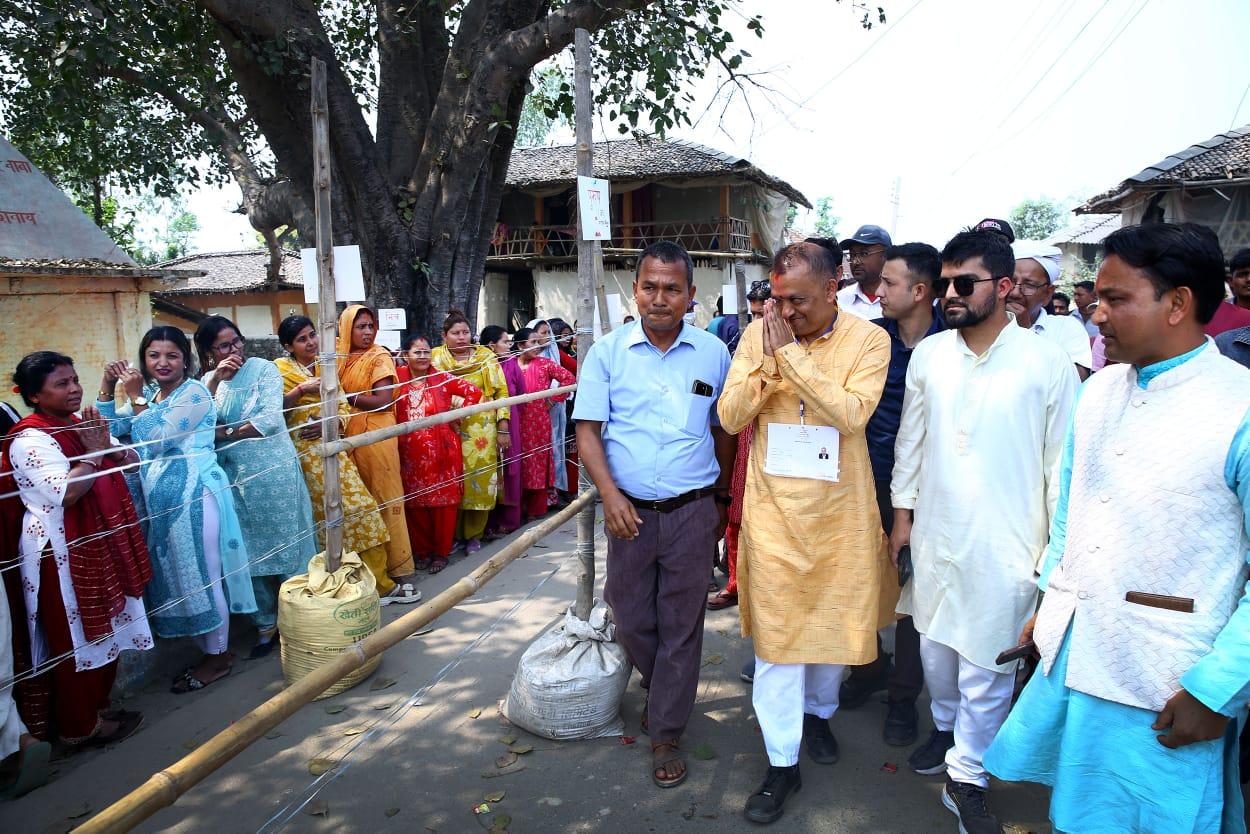 सर्लाही ४ निर्वाचन क्षेत्रका मतदान केन्द्रमा अबलोकन गर्दै कांग्रेस सभापति थापा -फोटो फिचर
