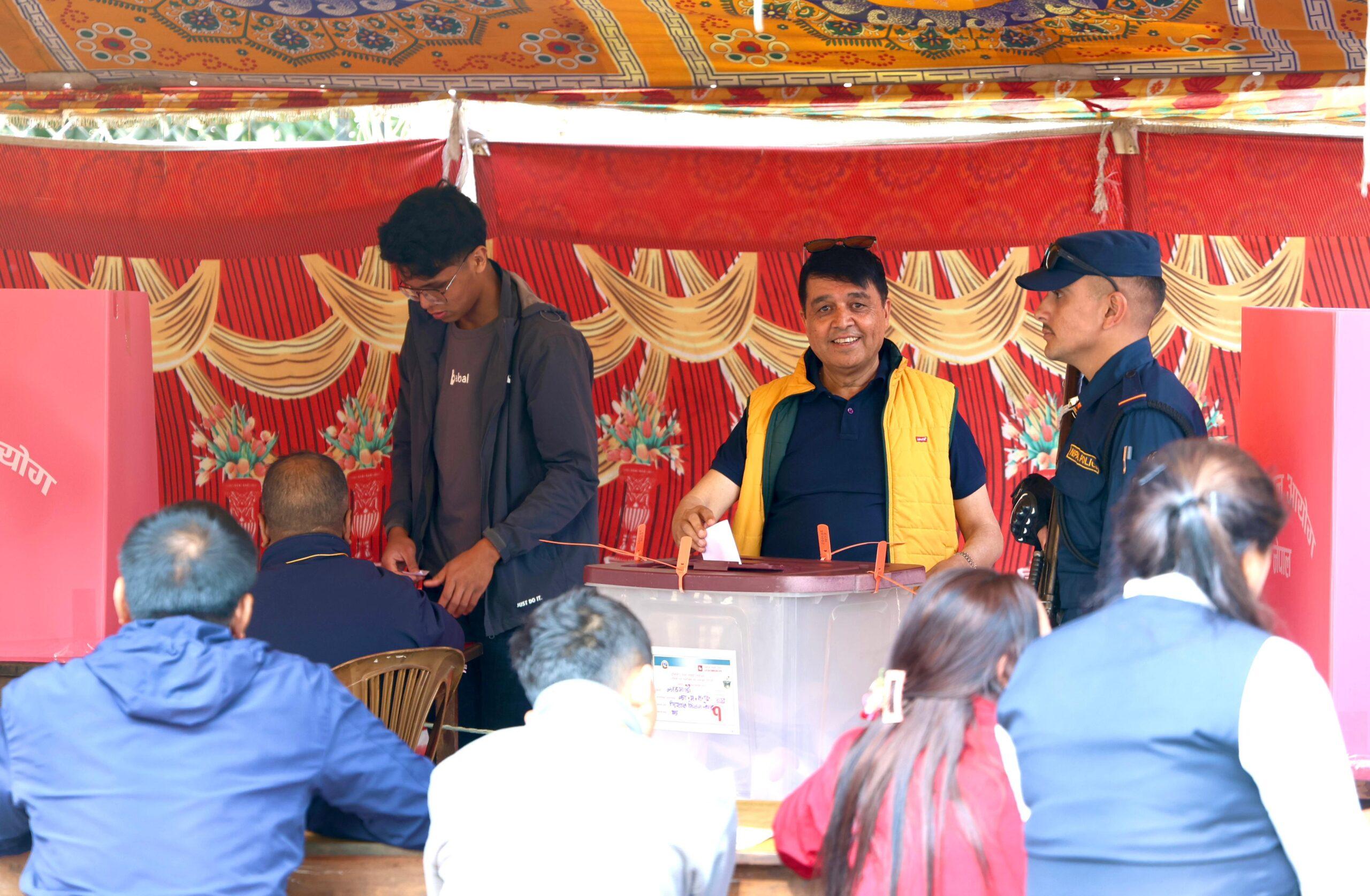 महासंघ अध्यक्ष ढकालद्वारा काठमाडौँको विशालनगरस्थित मतदान केन्द्रबाट मतदान