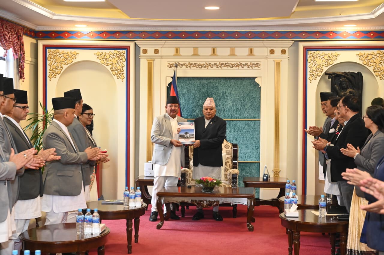 राष्ट्रपति पौडेल समक्ष निर्वाचन प्रतिवेदन २०८२ पेश